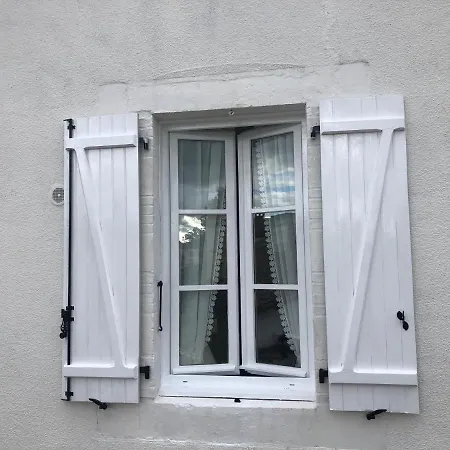 Gîte des Roses Oradour-Fanais Extérieur photo